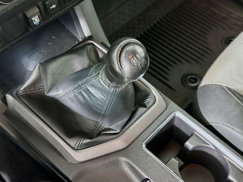 Used 2022 Toyota Tacoma TRD Off-Road AWD/4WD image 17