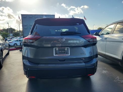 Used 2024 Nissan Rogue SV w/ SV Premium Package image 8