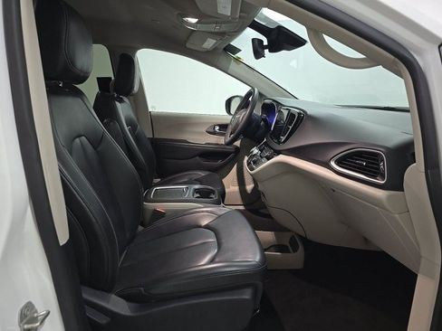 Used 2023 Chrysler Pacifica Touring-L FWD image 9