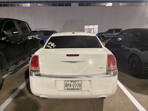 Used 2014 Chrysler 300 image 7