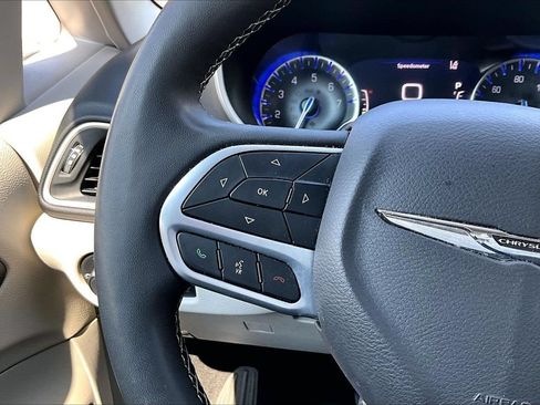 Used 2024 Chrysler Pacifica Touring-L FWD image 28