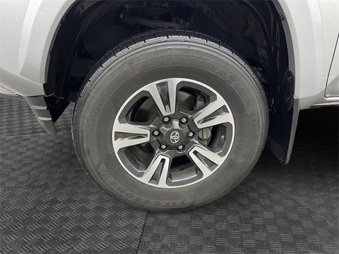 Used 2019 Toyota Tacoma TRD Sport image 14