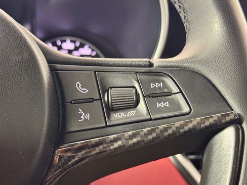 Used 2019 Alfa Romeo Giulia Ti AWD/4WD image 18