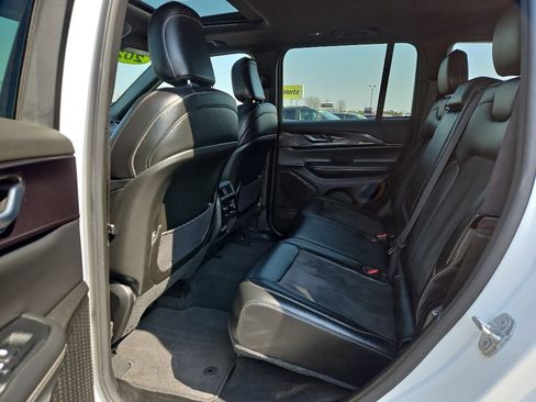 Used 2023 Jeep Grand Cherokee Altitude AWD/4WD image 13