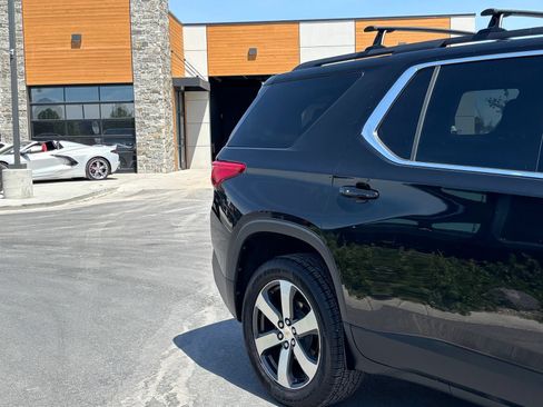 Used 2019 Chevrolet Traverse LT w/ LT Premium Package AWD/4WD image 3