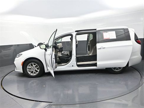 Used 2024 Chrysler Pacifica Touring-L image 36