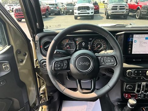 Used 2025 Jeep Wrangler Unlimited Rubicon w/ Convenience Group AWD/4WD image 32