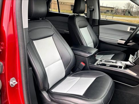Used 2024 Ford Explorer XLT w/ Equipment Group 202A image 7