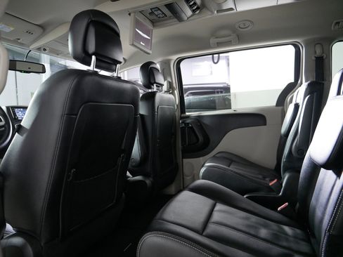 Used 2015 Chrysler Town & Country Touring w/ Driver Convenience Group FWD image 32