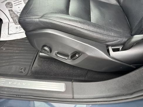 Used 2022 Volvo XC90 T6 Momentum w/ Advanced Package image 17