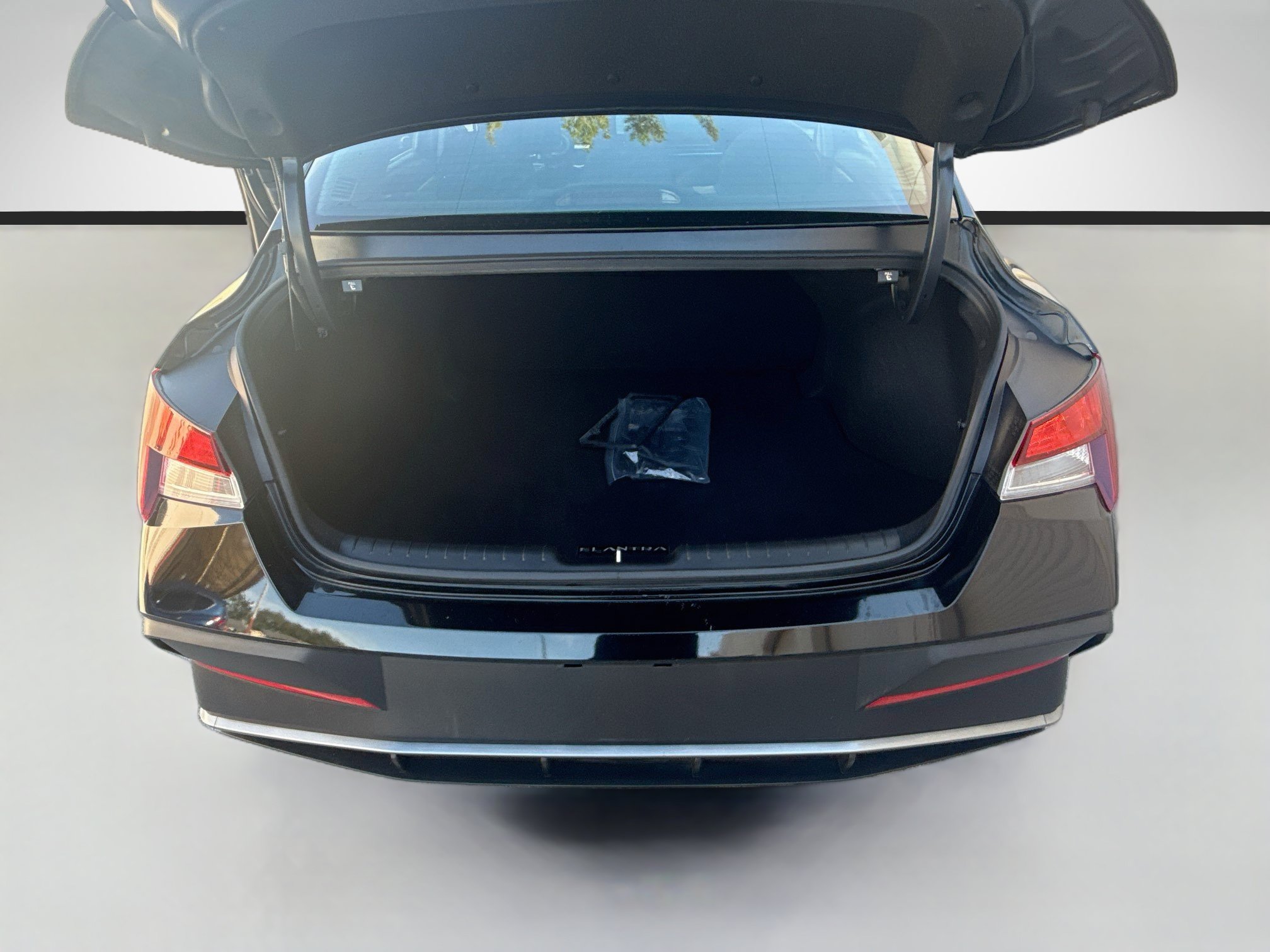 Used 2025 Hyundai Elantra SE FWD image 23