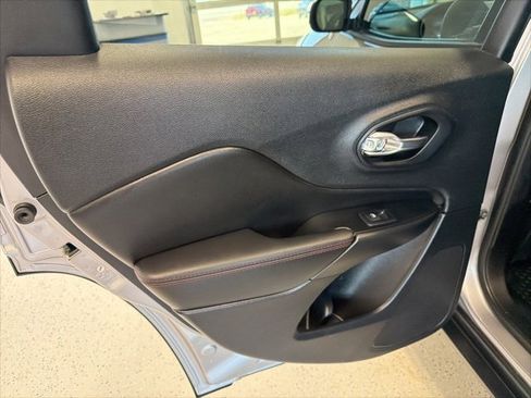 Used 2022 Jeep Cherokee Trailhawk w/ Comfort/Convenience Group image 38