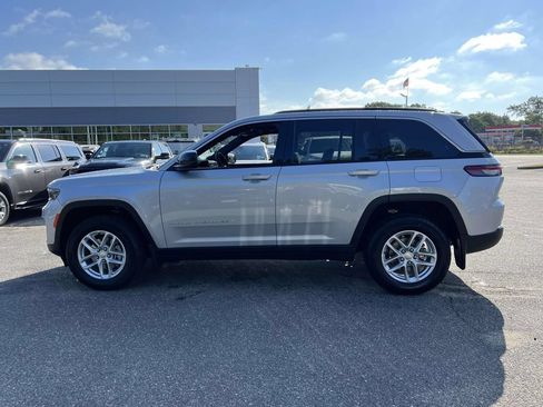 Used 2025 Jeep Grand Cherokee Laredo X AWD/4WD image 5