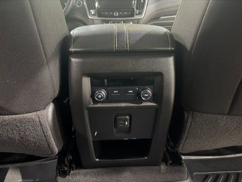 Used 2021 Chevrolet Traverse LT FWD image 30