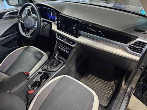 Certified 2025 Volkswagen Taos SE image 11