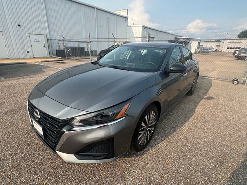 Used 2025 Nissan Altima 2.5 SV FWD image 5