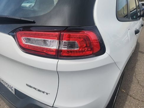 Used 2016 Jeep Cherokee Sport FWD image 13
