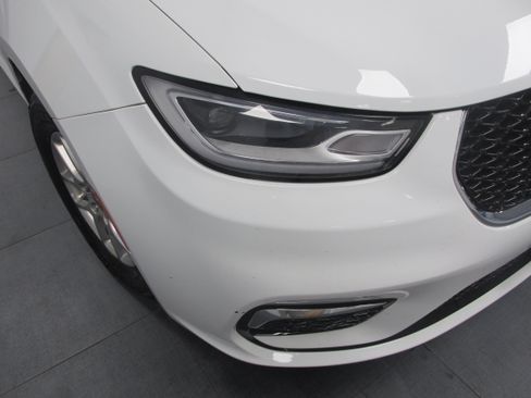 Used 2023 Chrysler Pacifica Touring-L FWD image 9