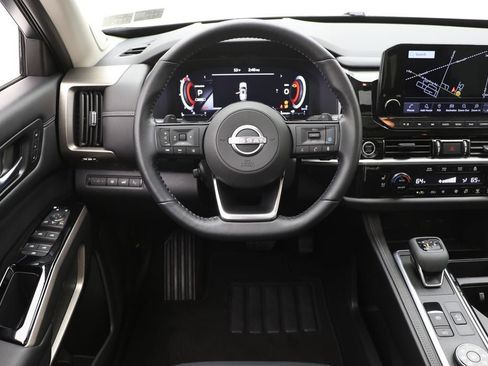 Used 2023 Nissan Pathfinder Platinum image 11