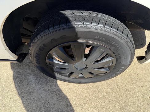 Used 2008 Chrysler Town & Country LX FWD image 7