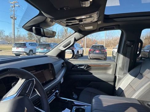 Used 2025 Chevrolet Tahoe High Country AWD/4WD image 15