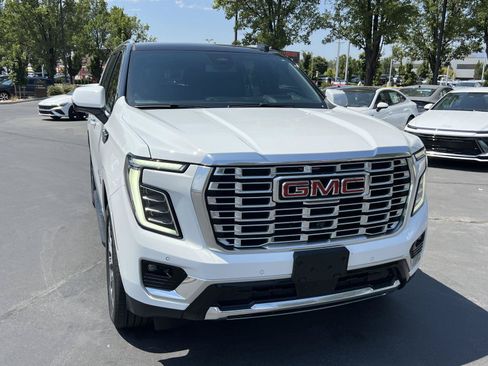 Used 2025 GMC Yukon Denali AWD/4WD image 4