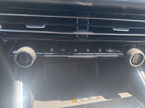 Used 2025 Chevrolet Traverse LT AWD/4WD image 23