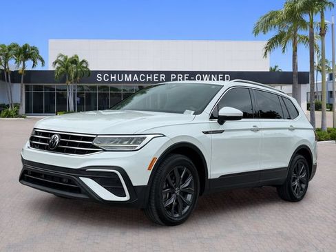 Used 2023 Volkswagen Tiguan SE w/ Panoramic Sunroof Package FWD image 3