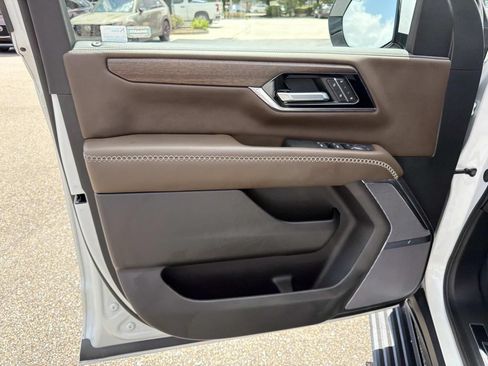 Used 2025 GMC Yukon Denali Ultimate AWD/4WD image 19