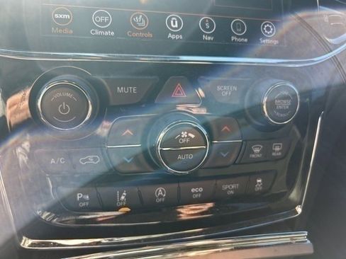 Used 2021 Jeep Grand Cherokee Laredo X image 11