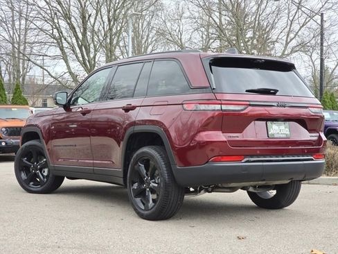 Used 2025 Jeep Grand Cherokee Limited w/ Luxury Tech Group II AWD/4WD image 29