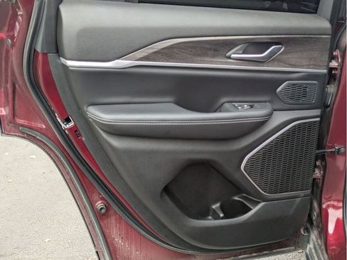 Used 2024 Jeep Grand Cherokee Limited w/ Black Appearance Package image 14