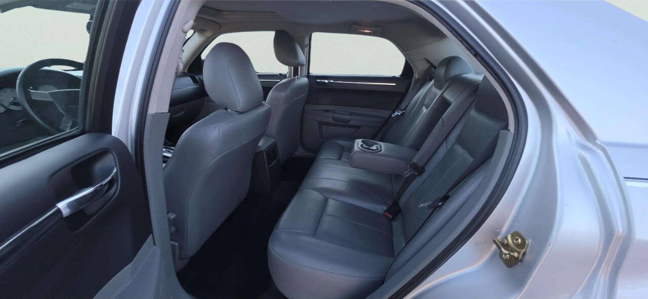 Used 2005 Chrysler 300 Touring RWD image 7