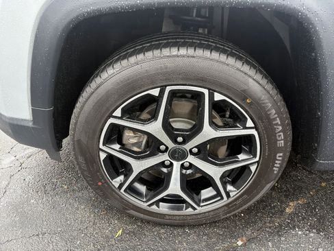 Used 2025 Jeep Compass Limited image 31