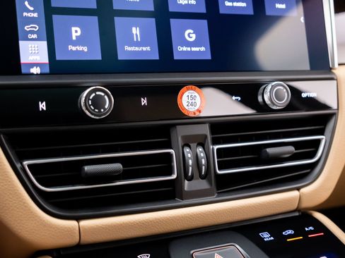 Certified 2026 Porsche Macan AWD/4WD image 25