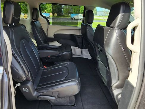 Used 2023 Chrysler Pacifica Touring-L FWD image 20