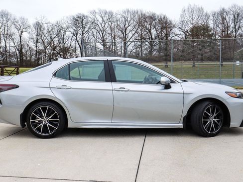 Used 2023 Toyota Camry SE FWD image 5