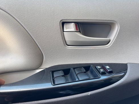 Used 2012 Toyota Sienna w/ Towing Pkg FWD image 11