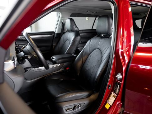 Used 2023 Toyota Highlander Platinum FWD image 9