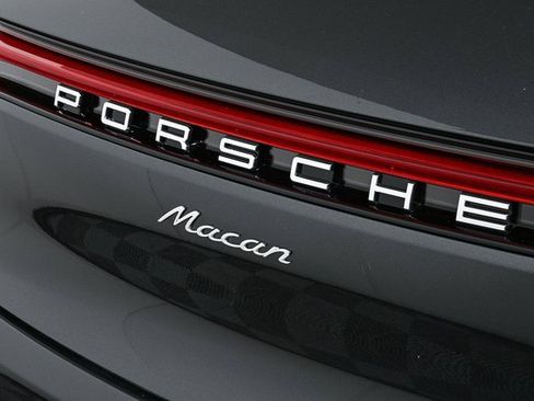 Certified 2025 Porsche Macan AWD image 36