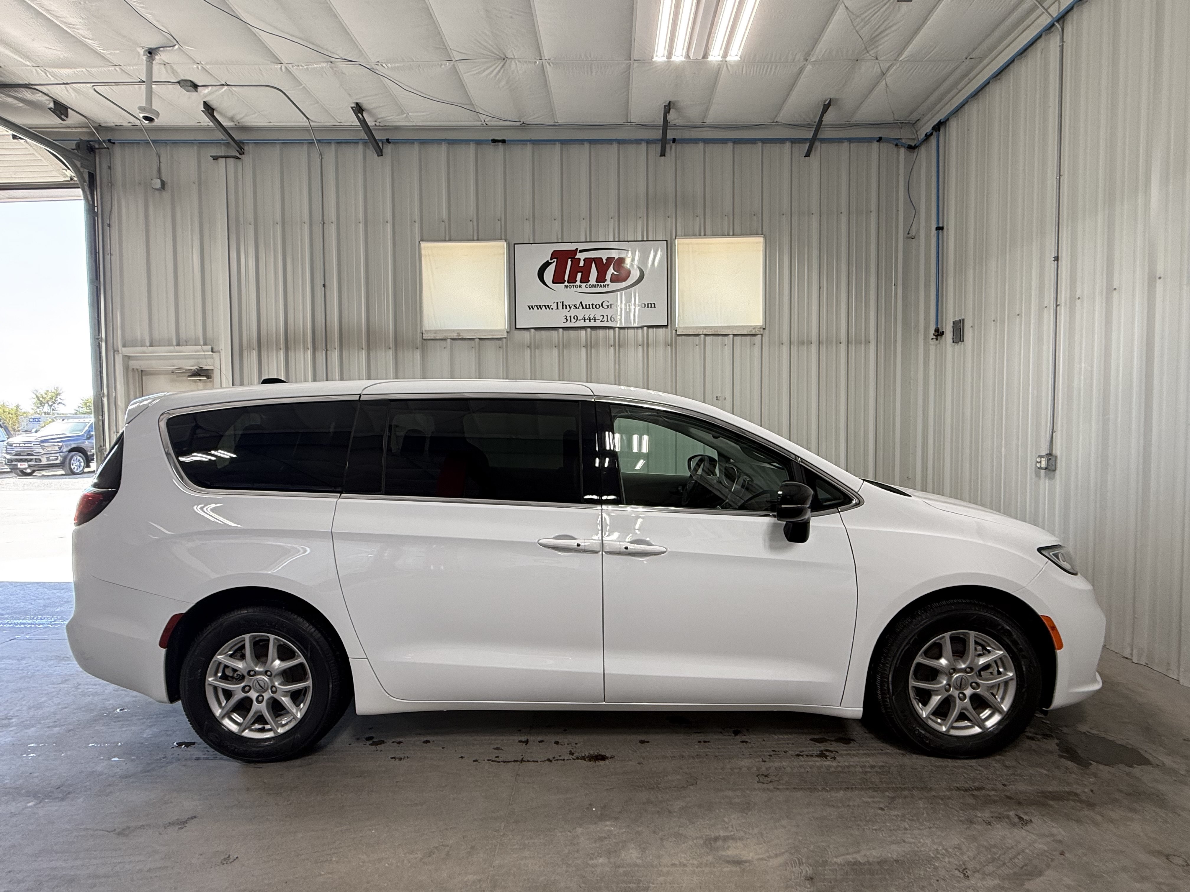Used 2024 Chrysler Pacifica Touring-L FWD image 2