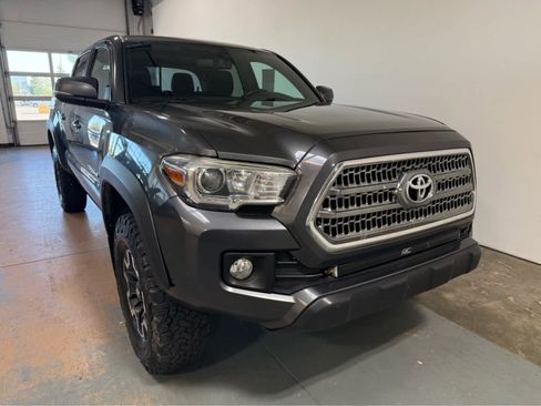 Used 2017 Toyota Tacoma TRD Off-Road AWD/4WD image 5