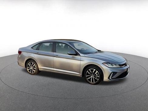 Used 2025 Volkswagen Jetta SE image 2