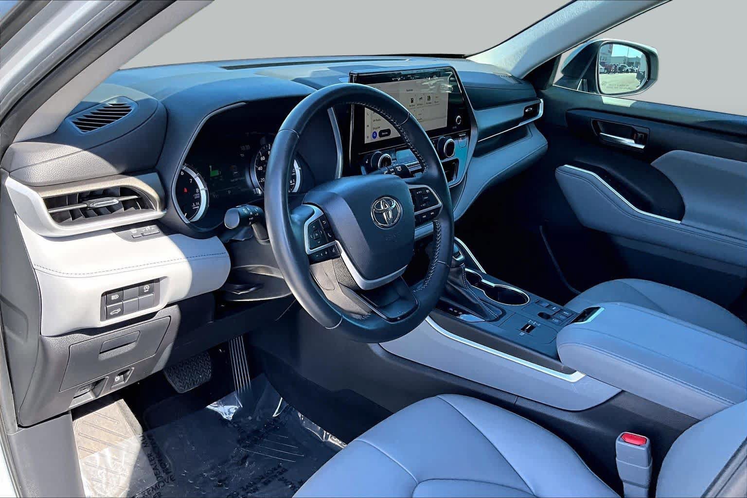 Used 2023 Toyota Highlander XLE FWD image 16