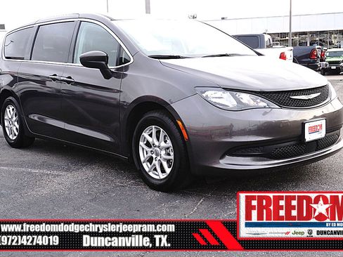 Used 2023 Chrysler Voyager LX image 7