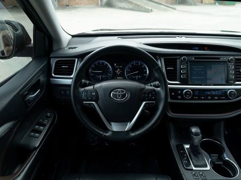 Used 2017 Toyota Highlander XLE w/ Carpet Mat Package image 18