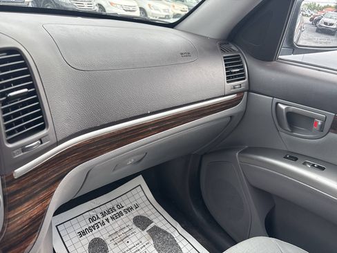 Used 2010 Hyundai Santa Fe GLS FWD image 17