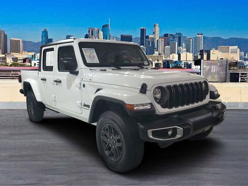 Used 2024 Jeep Gladiator Sport image 3