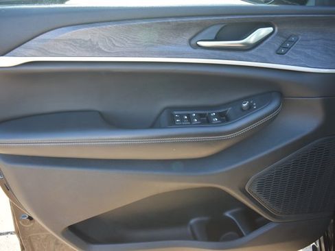 Used 2023 Jeep Grand Cherokee L Limited AWD/4WD image 12