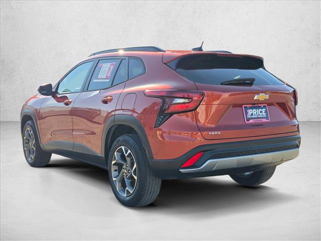 Used 2024 Chevrolet Trax LT w/ LT Convenience Package FWD image 3